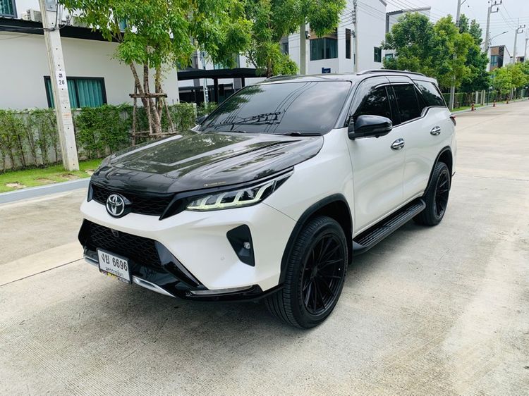 รถ Toyota Fortuner 2.4 Legender สี ขาว