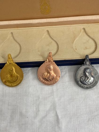 เหรียญพระมหาชนกชุดใหญ่ ทองนาคเงินครบชุด พร้อมกล่อง ผ้าไหมสีน้ำเงินและกล่องครบชุด รูปที่ 8