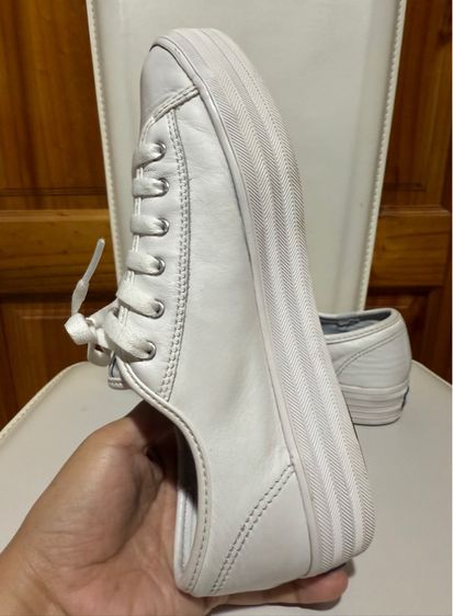 รองเท้าผ้าใบหนังขาวพื้นหนา Keds รูปที่ 10