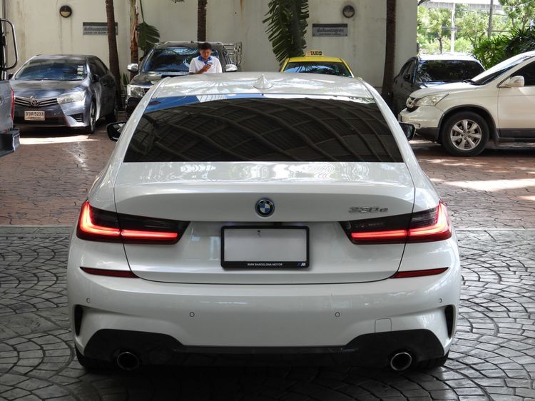 BMW Series 3 2021 330e Sedan ไฮบริด ไม่ติดแก๊ส เกียร์อัตโนมัติ ขาว รูปที่ 4