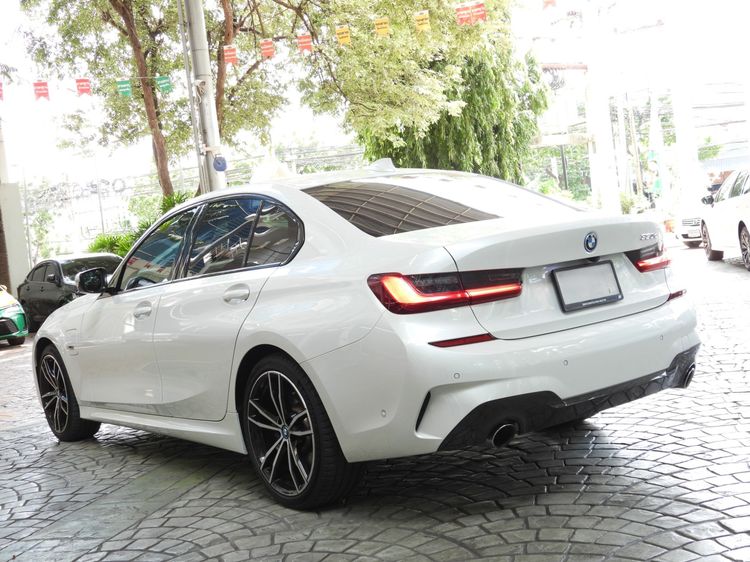 BMW Series 3 2021 330e Sedan ไฮบริด ไม่ติดแก๊ส เกียร์อัตโนมัติ ขาว รูปที่ 3
