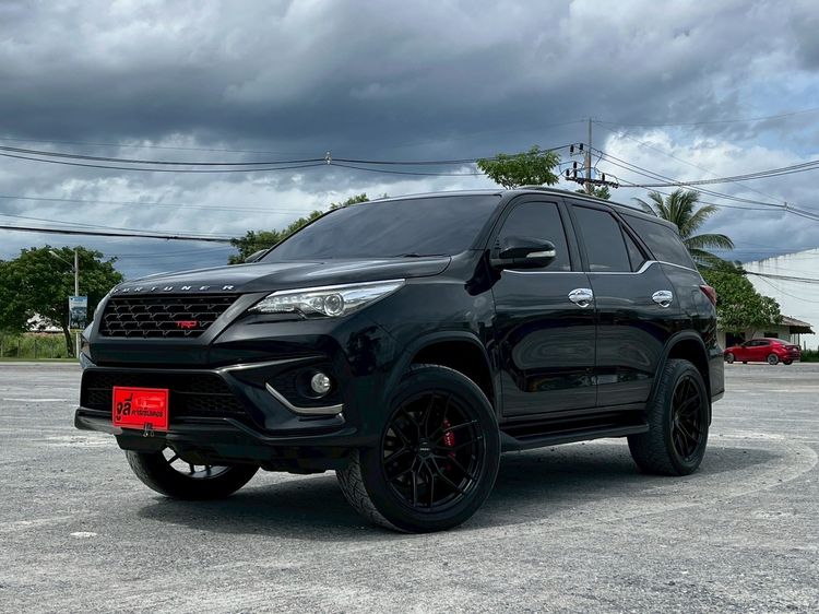 รถ Toyota Fortuner 2.8 TRD Sportivo 4WD สี ดำ