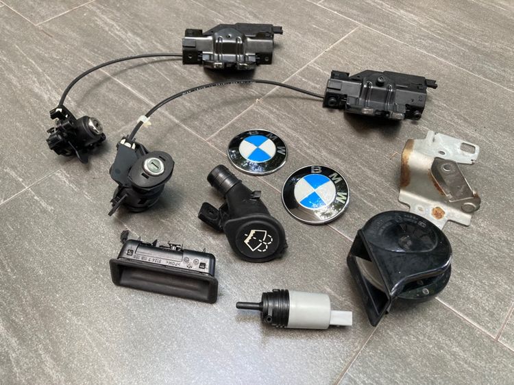 BMW E60 E90 กลอนล๊อกฝาท้าย ปุ่มยางเปิดฝาท้าย มอเตอร์ฉีดน้ำฝน กระติกพักน้ำ โลโก้ฝากระโปรง แตร ของแท้มือสอง