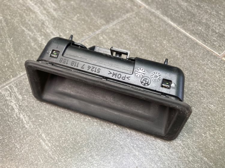 BMW E60 E90 กลอนล๊อกฝาท้าย ปุ่มยางเปิดฝาท้าย มอเตอร์ฉีดน้ำฝน กระติกพักน้ำ โลโก้ฝากระโปรง แตร ของแท้มือสอง รูปที่ 8