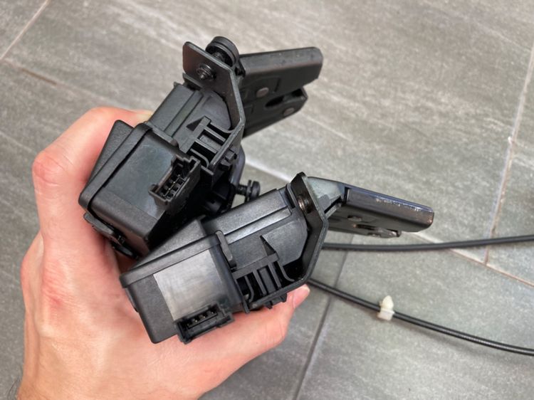 BMW E60 E90 กลอนล๊อกฝาท้าย ปุ่มยางเปิดฝาท้าย มอเตอร์ฉีดน้ำฝน กระติกพักน้ำ โลโก้ฝากระโปรง แตร ของแท้มือสอง รูปที่ 5