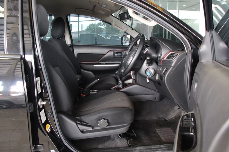 Mitsubishi Triton 2019 2.4 GLX Plus Pickup ดีเซล ไม่ติดแก๊ส เกียร์ธรรมดา ดำ รูปที่ 3