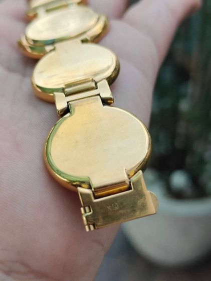 VINTAGE GIANNI VERSACE Signature MEDUSA Bracelet Watch Gold G10 Unisex เป็นอีกรุ่นที่ต้องมีในcollection หน้าปัดดำ  รูปที่ 7