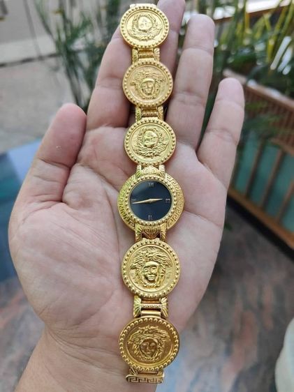 VINTAGE GIANNI VERSACE Signature MEDUSA Bracelet Watch Gold G10 Unisex เป็นอีกรุ่นที่ต้องมีในcollection หน้าปัดดำ 