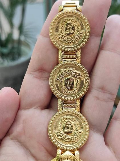 VINTAGE GIANNI VERSACE Signature MEDUSA Bracelet Watch Gold G10 Unisex เป็นอีกรุ่นที่ต้องมีในcollection หน้าปัดดำ  รูปที่ 10