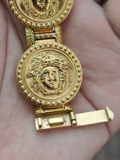 VINTAGE GIANNI VERSACE Signature MEDUSA Bracelet Watch Gold G10 Unisex เป็นอีกรุ่นที่ต้องมีในcollection หน้าปัดดำ  รูปที่ 12