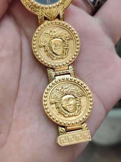 VINTAGE GIANNI VERSACE Signature MEDUSA Bracelet Watch Gold G10 Unisex เป็นอีกรุ่นที่ต้องมีในcollection หน้าปัดดำ  รูปที่ 13
