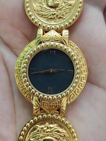 VINTAGE GIANNI VERSACE Signature MEDUSA Bracelet Watch Gold G10 Unisex เป็นอีกรุ่นที่ต้องมีในcollection หน้าปัดดำ  รูปที่ 9