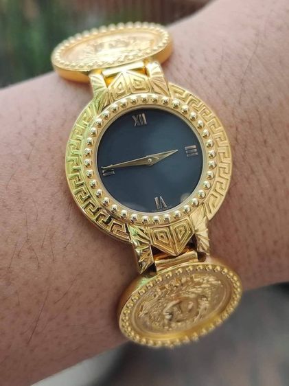VINTAGE GIANNI VERSACE Signature MEDUSA Bracelet Watch Gold G10 Unisex เป็นอีกรุ่นที่ต้องมีในcollection หน้าปัดดำ  รูปที่ 2