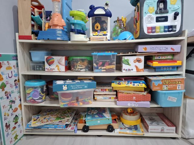 ชั้นวางของและชั้นหนังสือ