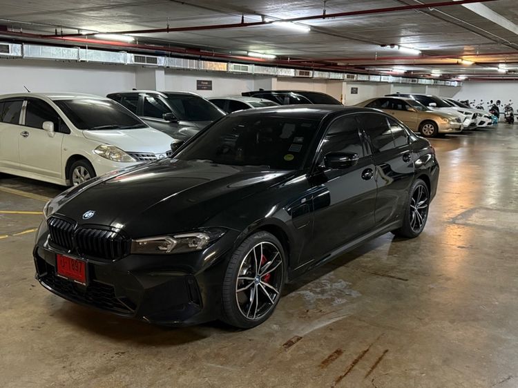 BMW Series 3 2024 330e Sedan ปลั๊กอินไฮบริด (PHEV) ไม่ติดแก๊ส เกียร์อัตโนมัติ ดำ รูปที่ 2