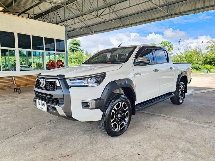 รถ Toyota Hilux Revo Double Cab 2.4 Mid Prerunner สี ขาว