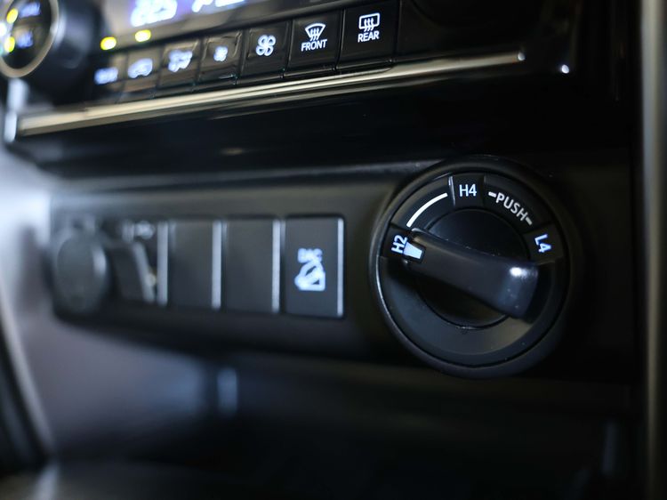 Toyota Fortuner 2022 2.4 Leader V 4WD Utility-car ดีเซล ไม่ติดแก๊ส เกียร์อัตโนมัติ ดำ รูปที่ 3