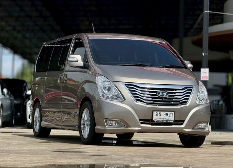 รถ Hyundai Grand Starex 2.5 VIP สี น้ำตาล