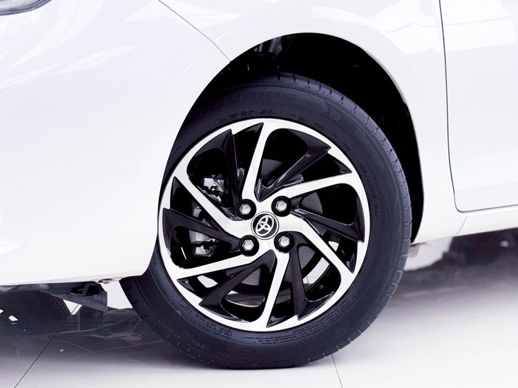 Toyota Yaris 2023 1.2 Premium Sedan เบนซิน ไม่ติดแก๊ส เกียร์อัตโนมัติ ขาว รูปที่ 4