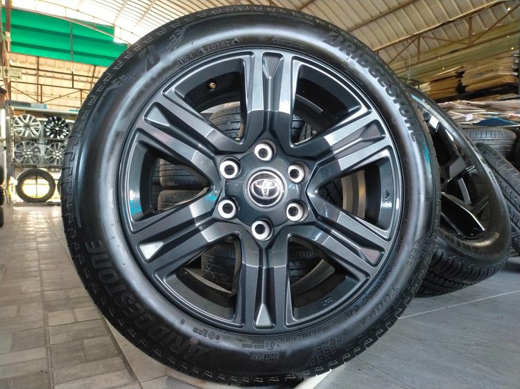 อื่นๆ 18" อื่นๆ แม็กโตโยต้า สีเดิมสวยทุกวง ขอบ17 พร้อมยางบริสโตน 215 55 17 ปี24 ยางสวยทุกเส้น ตุ่มหน้ายางยังอยู่ทุกเส้น ใส่รถตู้