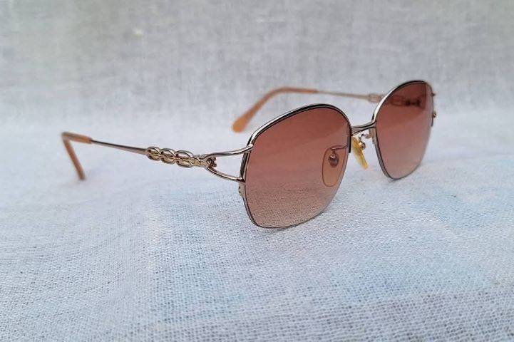 แว่นตาลักซ์ชัวรีแบรนด์ฝรั่งเศส กรอบทองคำแท้–หุ้ม GRÈS 12KGF เลนส์กันแดดสีน้ำตาลคาราเมล–ไล่ระดับ...Authentic Vintage GRÈS handcrafted in Paris, France
 รูปที่ 3