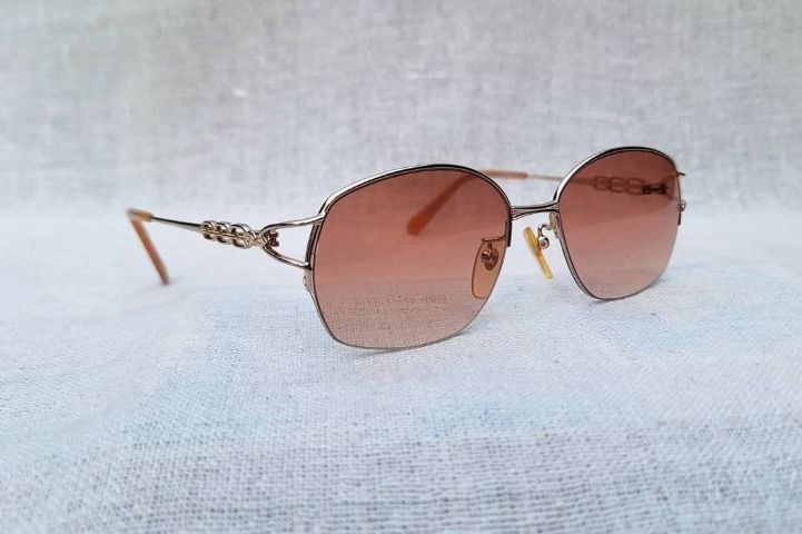แว่นตาลักซ์ชัวรีแบรนด์ฝรั่งเศส กรอบทองคำแท้–หุ้ม GRÈS 12KGF เลนส์กันแดดสีน้ำตาลคาราเมล–ไล่ระดับ...Authentic Vintage GRÈS handcrafted in Paris, France
 รูปที่ 11