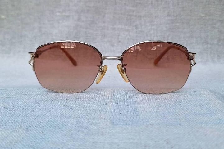 แว่นตาลักซ์ชัวรีแบรนด์ฝรั่งเศส กรอบทองคำแท้–หุ้ม GRÈS 12KGF เลนส์กันแดดสีน้ำตาลคาราเมล–ไล่ระดับ...Authentic Vintage GRÈS handcrafted in Paris, France
 รูปที่ 2