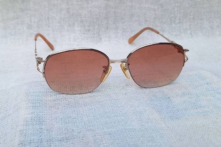แว่นตาลักซ์ชัวรีแบรนด์ฝรั่งเศส กรอบทองคำแท้–หุ้ม GRÈS 12KGF เลนส์กันแดดสีน้ำตาลคาราเมล–ไล่ระดับ...Authentic Vintage GRÈS handcrafted in Paris, France
 รูปที่ 9