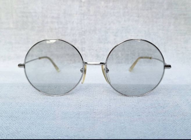 1 ในโคตรแว่นตาเก่าแก่และดีที่สุดของฝรั่งเศส MOREL กรอบทองขาวแท้–หุ้ม 14K WGF โมเดลคลาสสิก–หยดน้ำกลม–จอห์น เลนนอน เลนส์กระจกคริสตัลออโต้ฝรั่งเศส สีเทา–สว่าง...Authentic Vintage MOREL handcrafted in Les Rousses, France รูปที่ 2