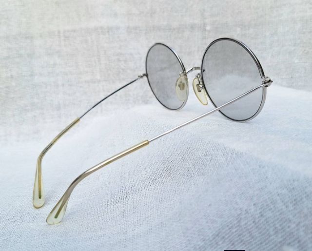 1 ในโคตรแว่นตาเก่าแก่และดีที่สุดของฝรั่งเศส MOREL กรอบทองขาวแท้–หุ้ม 14K WGF โมเดลคลาสสิก–หยดน้ำกลม–จอห์น เลนนอน เลนส์กระจกคริสตัลออโต้ฝรั่งเศส สีเทา–สว่าง...Authentic Vintage MOREL handcrafted in Les Rousses, France รูปที่ 12