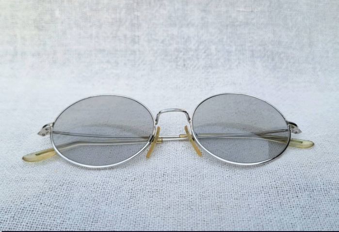 1 ในโคตรแว่นตาเก่าแก่และดีที่สุดของฝรั่งเศส MOREL กรอบทองขาวแท้–หุ้ม 14K WGF โมเดลคลาสสิก–หยดน้ำกลม–จอห์น เลนนอน เลนส์กระจกคริสตัลออโต้ฝรั่งเศส สีเทา–สว่าง...Authentic Vintage MOREL handcrafted in Les Rousses, France รูปที่ 10