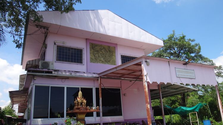 ขายที่ดินพร้อมบ้าน 2ชั้นครึ่ง เหมาะสำหรับอยู่อาศัย ออฟฟิศ หรือโกดัง ทำเลศรีนครินทร์ ใกล้รถไฟฟ้าและทางด่วน