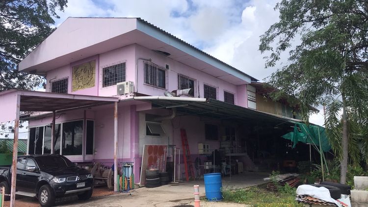 อื่นๆ ไม่มี สร้างเสร็จก่อน 2010 ไม่ใช่ ขายที่ดินพร้อมบ้าน 2ชั้นครึ่ง เหมาะสำหรับอยู่อาศัย ออฟฟิศ หรือโกดัง ทำเลศรีนครินทร์ ใกล้รถไฟฟ้าและทางด่วน รูปที่ 2