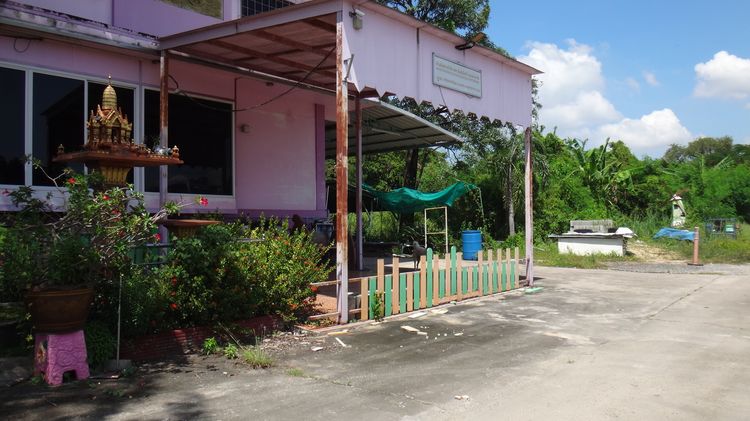 อื่นๆ ไม่มี สร้างเสร็จก่อน 2010 ไม่ใช่ ขายที่ดินพร้อมบ้าน 2ชั้นครึ่ง เหมาะสำหรับอยู่อาศัย ออฟฟิศ หรือโกดัง ทำเลศรีนครินทร์ ใกล้รถไฟฟ้าและทางด่วน รูปที่ 3