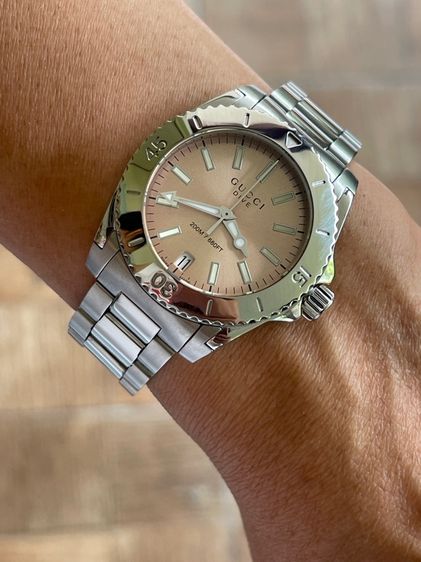 GUCCI Dive 32 mm Women's Watch Brown Dial Quartz Stainless Steel YA136401 รูปที่ 15