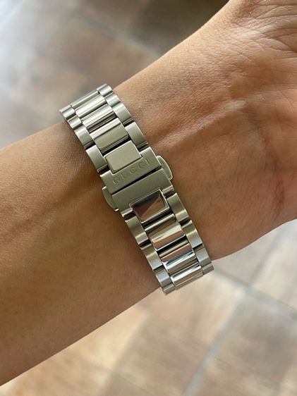 GUCCI Dive 32 mm Women's Watch Brown Dial Quartz Stainless Steel YA136401 รูปที่ 18