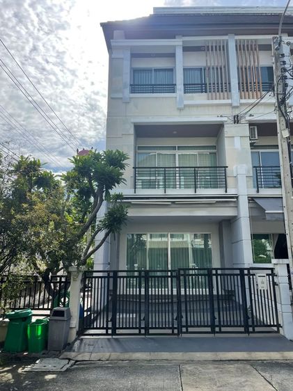 ตกแต่งครบ ขายทาวน์โฮม 3 ชั้น บ้านกลางเมือง เออร์บาเนี่ยน ศรีนครินทร์ หลังริม ทำเลดี เดินทางสะดวก ใกล้รถไฟฟ้าสถานีสวนหลวง ร.9   