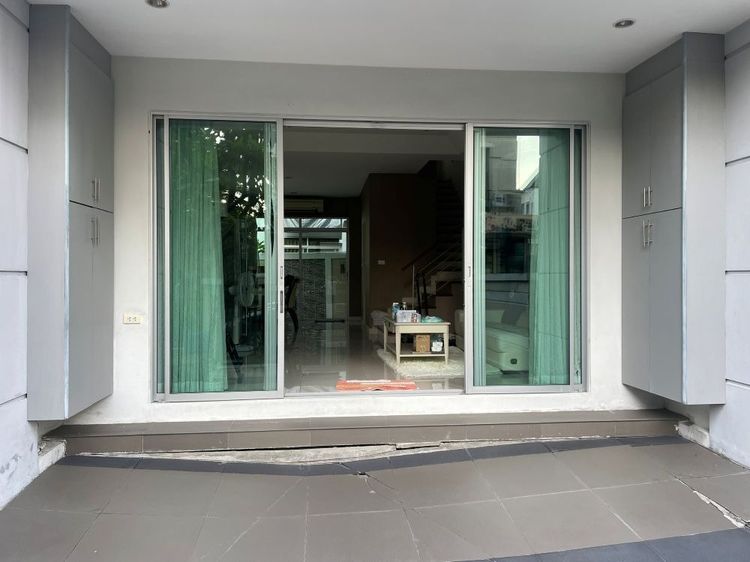 ตกแต่งครบ ขายทาวน์โฮม 3 ชั้น บ้านกลางเมือง เออร์บาเนี่ยน ศรีนครินทร์ หลังริม ทำเลดี เดินทางสะดวก ใกล้รถไฟฟ้าสถานีสวนหลวง ร.9 รูปที่ 3