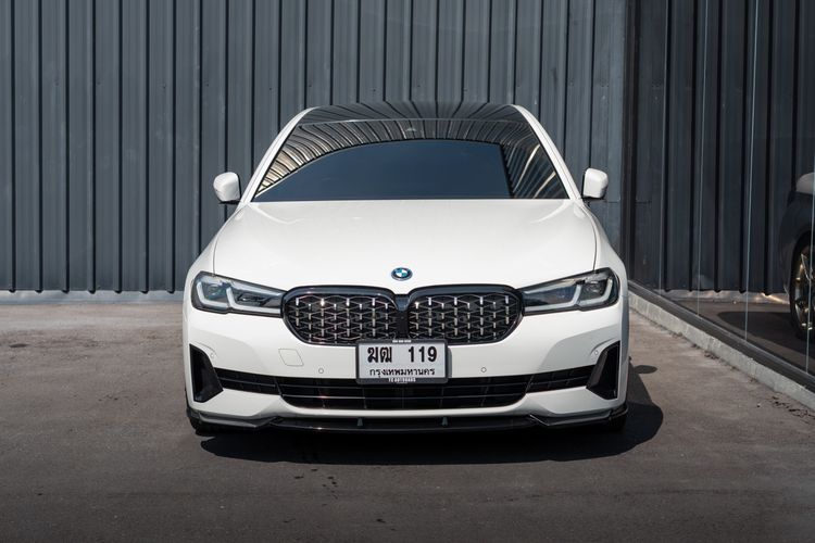 BMW Series 5 2022 530e Sedan ปลั๊กอินไฮบริด (PHEV) ไม่ติดแก๊ส เกียร์อัตโนมัติ ขาว รูปที่ 3
