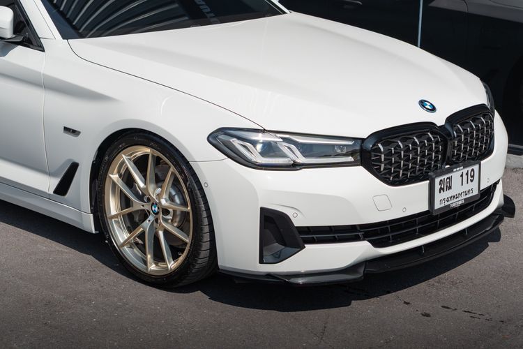 BMW Series 5 2022 530e Sedan ปลั๊กอินไฮบริด (PHEV) ไม่ติดแก๊ส เกียร์อัตโนมัติ ขาว รูปที่ 2