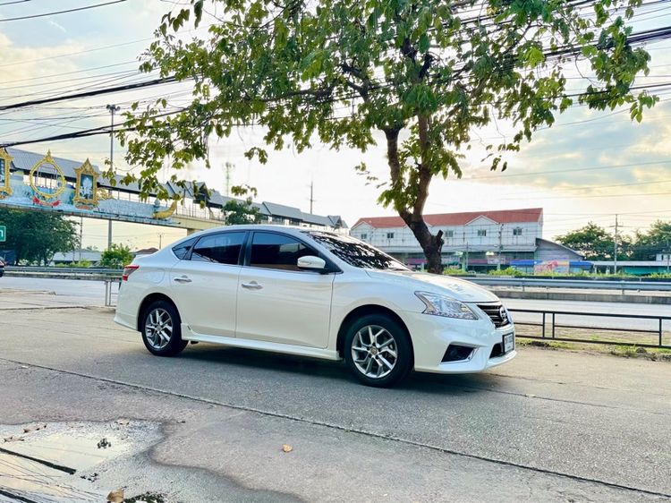 รถ Nissan Sylphy 1.6 SV สี ขาว