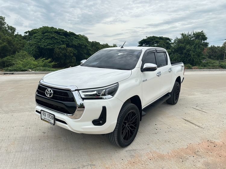 รถ Toyota Hilux Revo Double Cab 2.4 Mid Prerunner สี ขาว