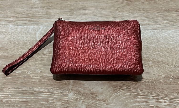 กระเป๋าคล้องมือ Coach Corner Zip Wristlet  แท้ มือ 2 สภาพ 80เปอร์เซ็น 