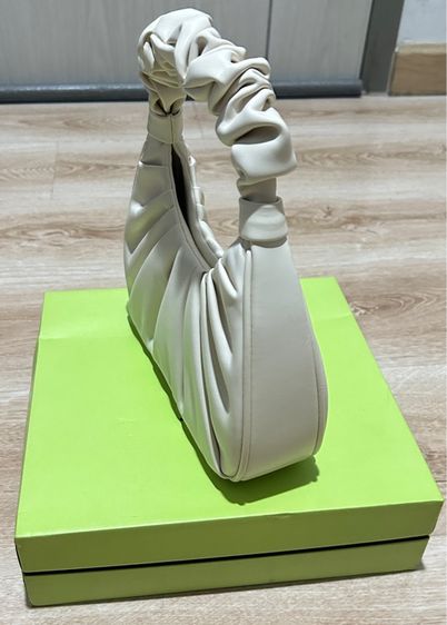 กระเป๋า JW PEI รุ่น Gabbi สีครีม  ทำจากหนังวีแกน แท้ มือ 2  สภาพ 80 เปอร์เซ็น  รูปที่ 5