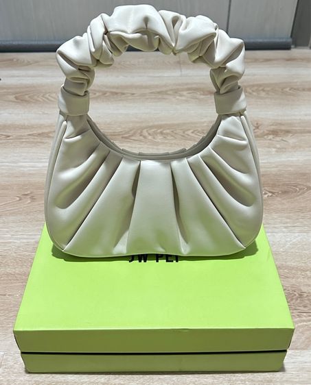 กระเป๋า JW PEI รุ่น Gabbi สีครีม  ทำจากหนังวีแกน แท้ มือ 2  สภาพ 80 เปอร์เซ็น  รูปที่ 4