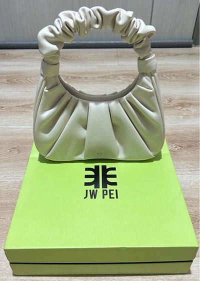 กระเป๋า JW PEI รุ่น Gabbi สีครีม  ทำจากหนังวีแกน แท้ มือ 2  สภาพ 80 เปอร์เซ็น  รูปที่ 2