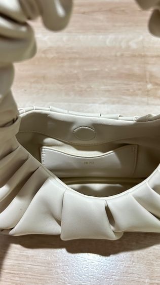 กระเป๋า JW PEI รุ่น Gabbi สีครีม  ทำจากหนังวีแกน แท้ มือ 2  สภาพ 80 เปอร์เซ็น  รูปที่ 6