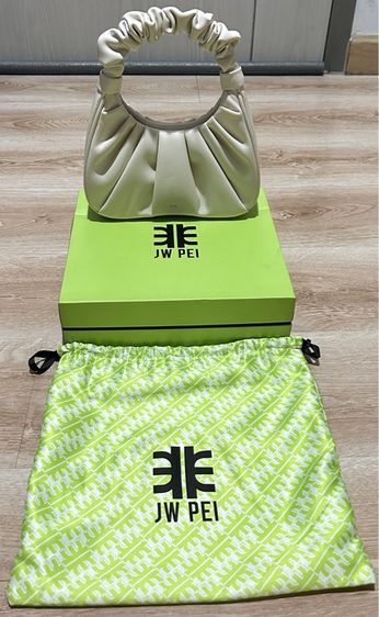 กระเป๋า JW PEI รุ่น Gabbi สีครีม  ทำจากหนังวีแกน แท้ มือ 2  สภาพ 80 เปอร์เซ็น 