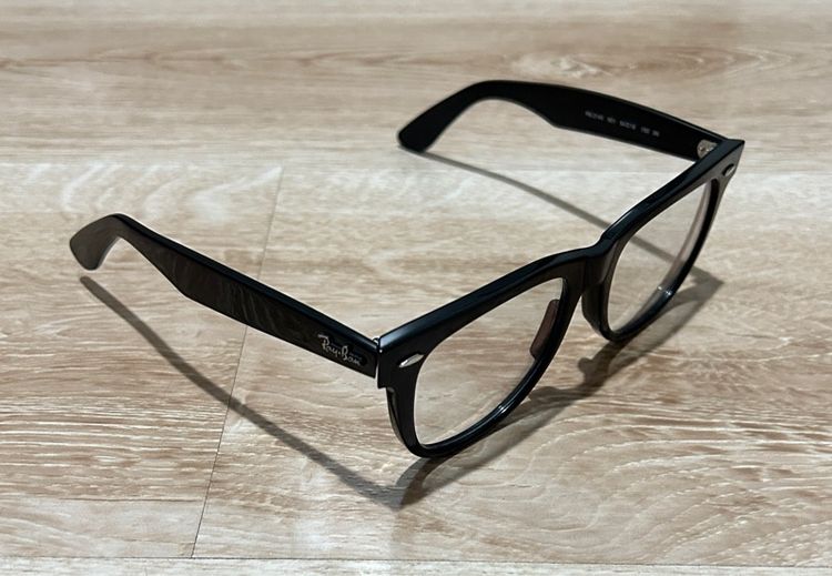 กรอบแว่น Ray-Ban Wayfarer  ใส่เลนส์ใสออโต้  ความเข้ม 60 เปอร์เซ็น เมื่อโดนแดดแสง UV ไม่มีค่าสายตา  มือ 2 สภาพ 80 เปอร์เซ็น  รูปที่ 5