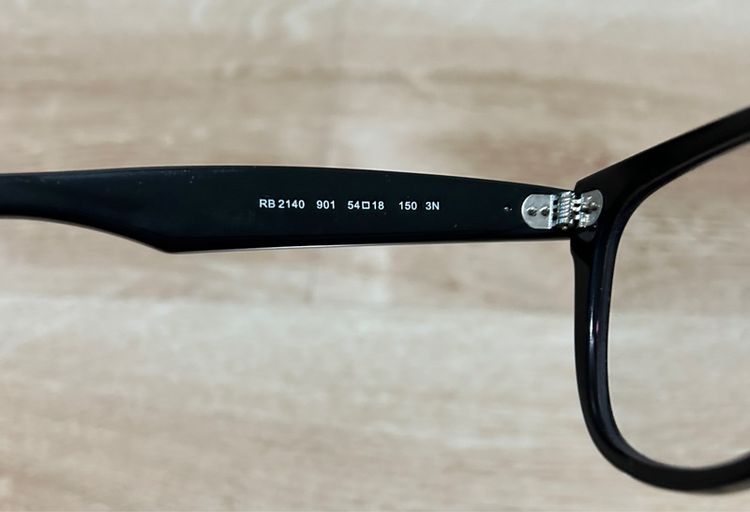 กรอบแว่น Ray-Ban Wayfarer  ใส่เลนส์ใสออโต้  ความเข้ม 60 เปอร์เซ็น เมื่อโดนแดดแสง UV ไม่มีค่าสายตา  มือ 2 สภาพ 80 เปอร์เซ็น  รูปที่ 3